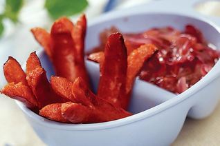 Копченые колбаски с луковым мармеладом