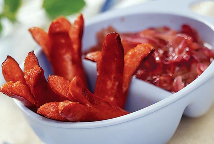 Копченые колбаски с луковым мармеладом