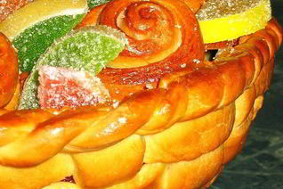 Корзинка с сахарными булочками и мармеладом