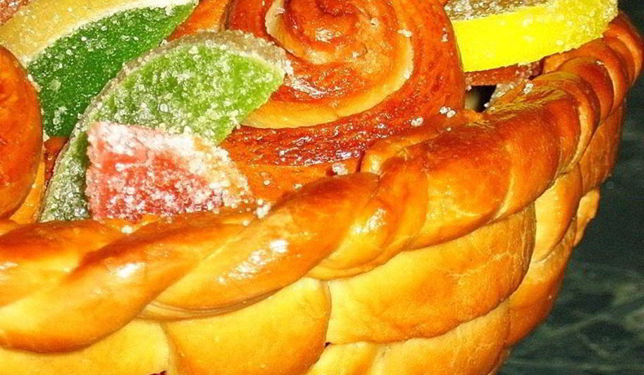 Рецепт корзинки с сахарными булочками и мармеладом