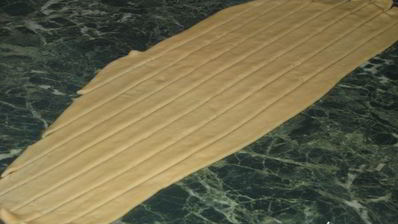 корзинка с сахарными булочками и мармеладом