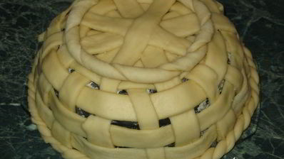 корзинка с сахарными булочками и мармеладом