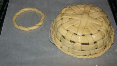 корзинка с сахарными булочками и мармеладом