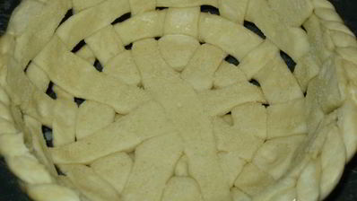 корзинка с сахарными булочками и мармеладом