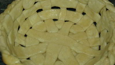 корзинка с сахарными булочками и мармеладом