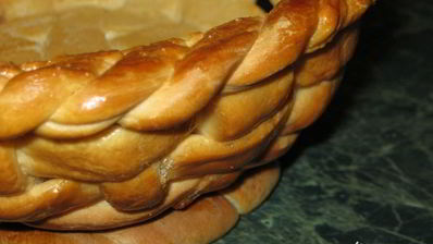 корзинка с сахарными булочками и мармеладом