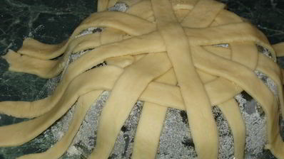 корзинка с сахарными булочками и мармеладом