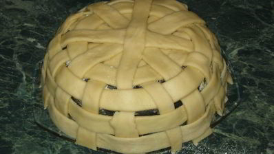 корзинка с сахарными булочками и мармеладом