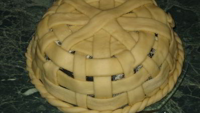 корзинка с сахарными булочками и мармеладом