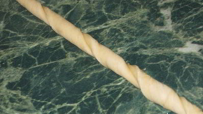 корзинка с сахарными булочками и мармеладом