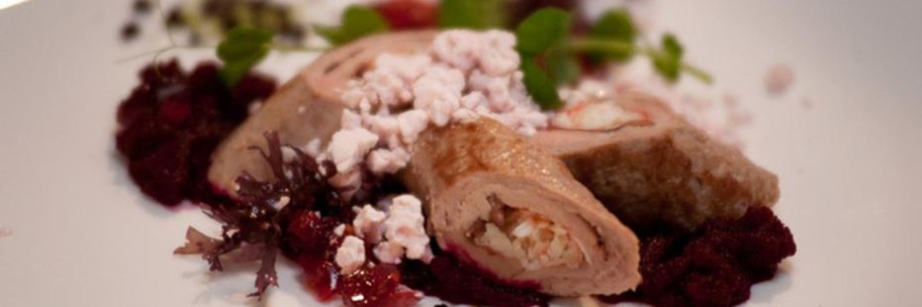 Рулет из краба и телятины с вишневым мармеладом