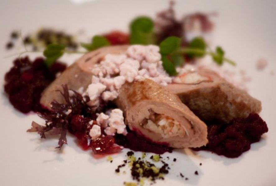 Рулет из краба и телятины с вишневым мармеладом