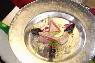 Тунец с луковым мармеладом и ореховым соусом