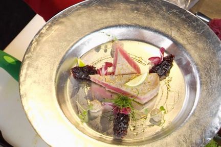 Тунец с луковым мармеладом и ореховым соусом