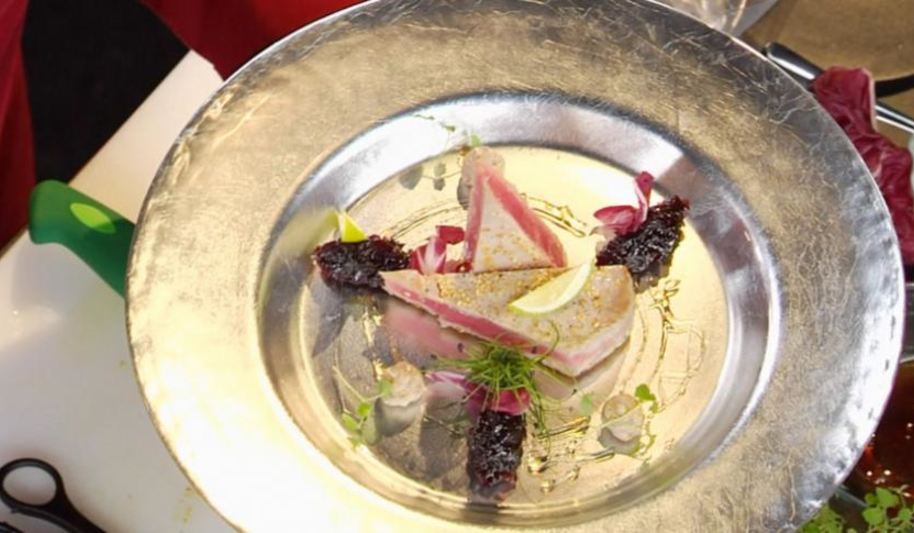 Рецепт тунца с луковым мармеладом и ореховым соусом