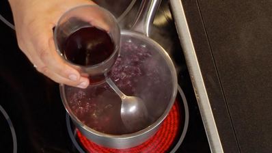 тунец с луковым мармеладом и ореховым соусом