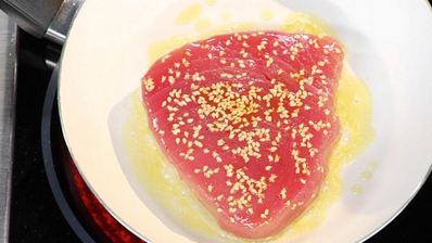 тунец с луковым мармеладом и ореховым соусом