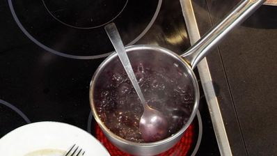 тунец с луковым мармеладом и ореховым соусом