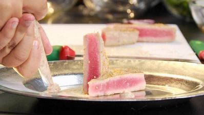 тунец с луковым мармеладом и ореховым соусом