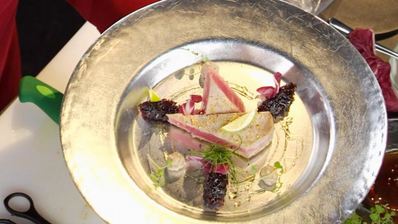 тунец с луковым мармеладом и ореховым соусом