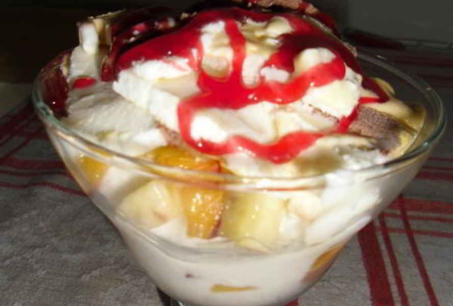 Десерт мороженое с фруктами