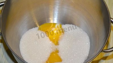 домашнее мороженое с малиновым соусом