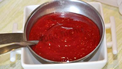 домашнее мороженое с малиновым соусом