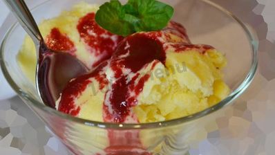 домашнее мороженое с малиновым соусом