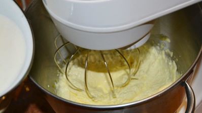 домашнее мороженое с малиновым соусом