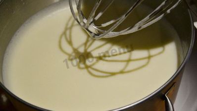 домашнее мороженое с малиновым соусом