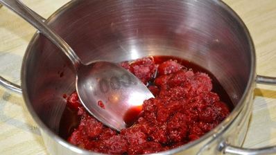 домашнее мороженое с малиновым соусом