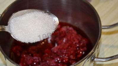 домашнее мороженое с малиновым соусом