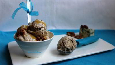 грушевое мороженое с голубым сыром и грецкими орехами