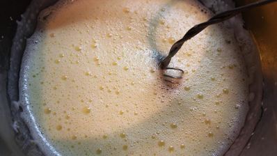 грушевое мороженое с голубым сыром и грецкими орехами