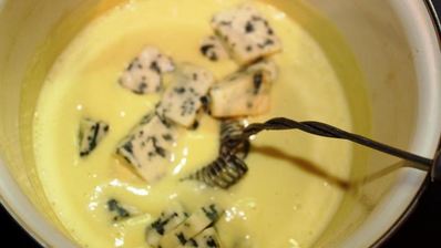 грушевое мороженое с голубым сыром и грецкими орехами