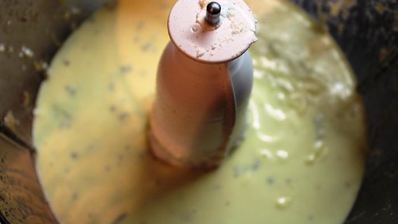 грушевое мороженое с голубым сыром и грецкими орехами