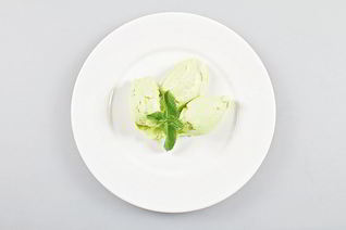 Йогуртовое мороженое с авокадо и огурцом