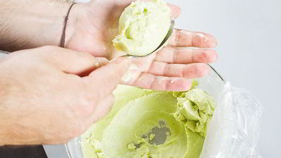 йогуртовое мороженое с авокадо и огурцом