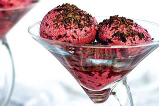 Йогуртовое мороженое с черной смородиной