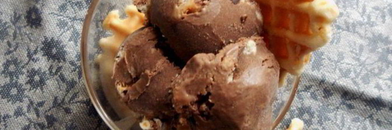 Кофейное мороженое с маскарпоне и вафлями