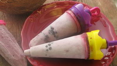 кокосовое мороженое с ежевикой