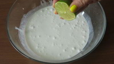 кокосовое мороженое с ежевикой