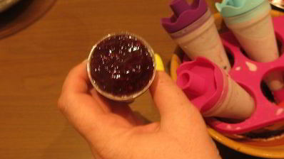 кокосовое мороженое с ежевикой