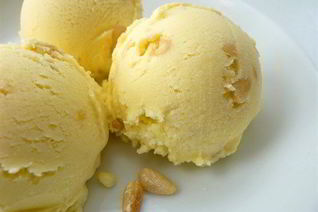 Лавандовое мороженое с медовыми кедровыми орешками