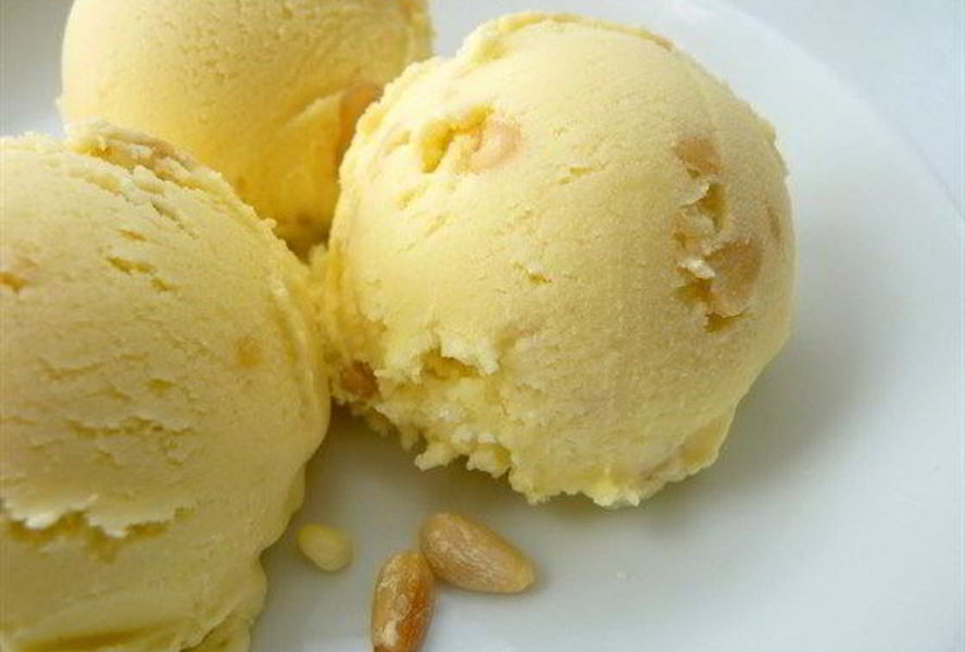 Лавандовое мороженое с медовыми кедровыми орешками