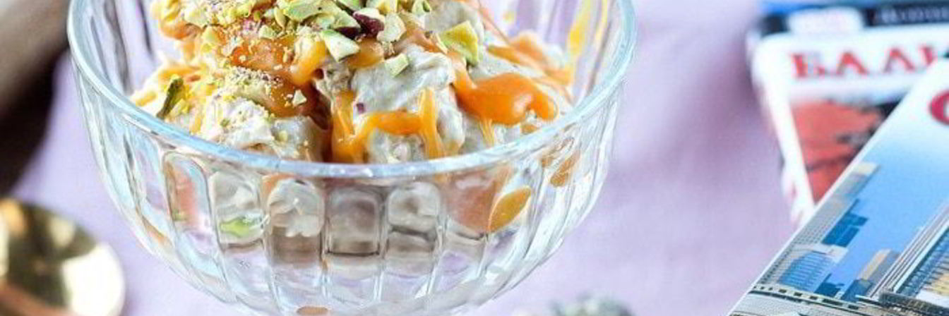 Мороженое из замороженного банана с арахисовой пастой и соленой карамелью