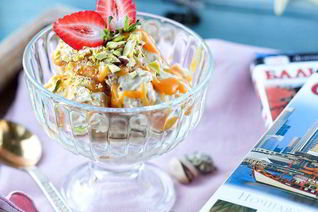 Мороженое из замороженного банана с арахисовой пастой и соленой карамелью