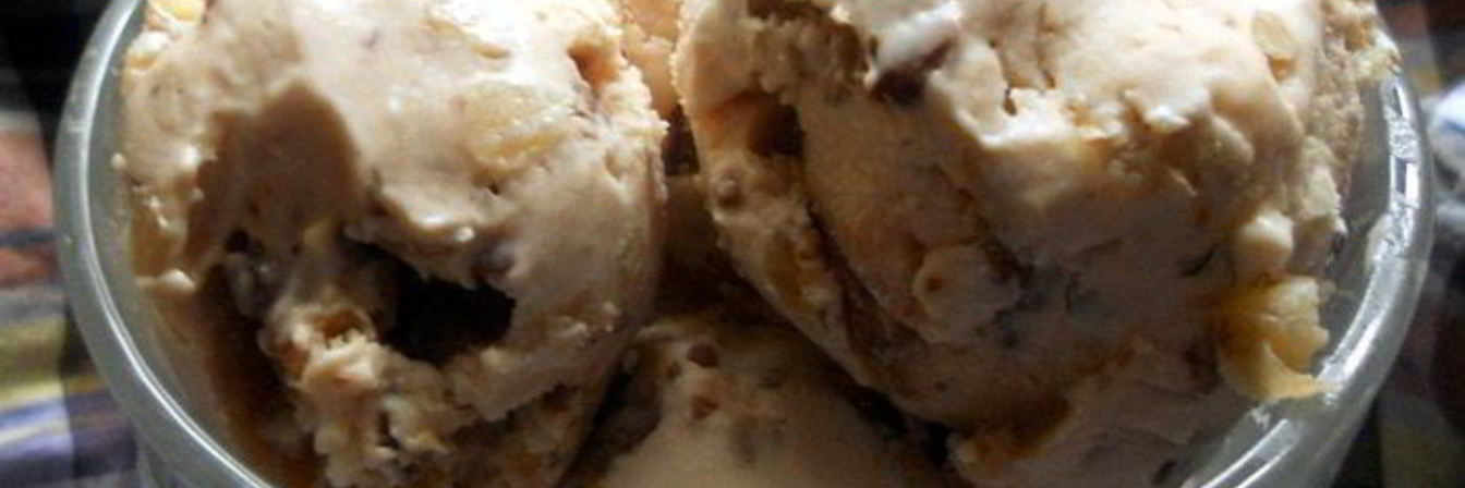 Мороженое с кленовым сиропом, грецкими орехами и шоколадом