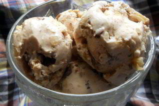 Мороженое с кленовым сиропом, грецкими орехами и шоколадом