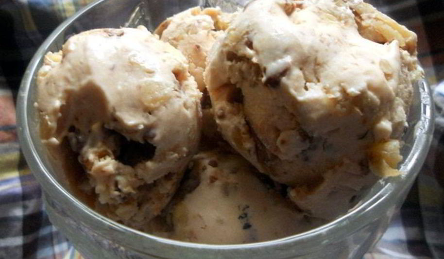 Рецепт мороженого с кленовым сиропом, грецкими орехами и шоколадом